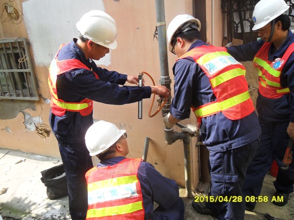 安慶港華開展燃?xì)鈽菞澒艿佬孤┭菥?>                            <div   id="59xdhhp"   class="con">
                                <span id="59xdhhp"    class="title">安慶港華開展燃?xì)鈽菞澒艿佬孤┭菥?/span>
                                <p class="des">
	4月28日，為提高公司員工及用氣居民安全意識(shí)，營造人人關(guān)注安全的良好安全氛圍，安慶港華積極開展燃?xì)鈽菞澒艿佬孤?yīng)急搶險(xiǎn)演練。 


	上午8時(shí)45分演練在長鑫花園小區(qū)正式開始，一輛汽車因駕駛不慎，撞擊了小區(qū)6號(hào)樓的戶外燃?xì)庖牍埽率谷細(xì)庑孤S時(shí)會(huì)引起火災(zāi)或爆炸的發(fā)生。安慶港華應(yīng)急小組在接到“報(bào)警”后，14名工作人員快速趕赴現(xiàn)場進(jìn)行險(xiǎn)情處置。探測(cè)泄漏點(diǎn)天然氣濃度，關(guān)閉閥門，在險(xiǎn)情得到...</p>
                            </div>
                            <div   id="59xdhhp"   class="time">
                                <span id="59xdhhp"    class="day">04</span>
                                <span id="59xdhhp"    class="year-month">2015-05</span>
                            </div>
                        </a>
                    </li>
                                        <li>
                        <a href="show.php?Id=381" target="_blank">
                                                        <div   id="59xdhhp"   class="con">
                                <span id="59xdhhp"    class="title">安慶港華積極適應(yīng)新常態(tài) 有序推進(jìn)地下管網(wǎng)升級(jí)改造</span>
                                <p class="des">&nbsp;

	我市開展支持中小企業(yè)健康發(fā)展行動(dòng)以來，安慶港華主動(dòng)適應(yīng)新常態(tài)，充分結(jié)合公司實(shí)際和“安全安慶提升年”活動(dòng)，主動(dòng)加大城市燃?xì)夤芫W(wǎng)更新改造力度，先后投入800萬余元，全力推進(jìn)同安路、湖心北路、天柱山路、菱湖南路等路段及部分小區(qū)約10余公里地下燃?xì)夤艿赖母赂脑欤ΡＵ现行∑髽I(yè)和居民安全平穩(wěn)用氣。


	在不斷加大人力物力投入，加快工期進(jìn)度的同時(shí)，安慶港華還三措并行，最大限度...</p>
                            </div>
                            <div   id="59xdhhp"   class="time">
                                <span id="59xdhhp"    class="day">04</span>
                                <span id="59xdhhp"    class="year-month">2015-05</span>
                            </div>
                        </a>
                    </li>
                                        <li>
                        <a href="show.php?Id=382" target="_blank">
                                                        <div   id="59xdhhp"   class="con">
                                <span id="59xdhhp"    class="title">安慶港華“雙備改造”提升加氣服務(wù)能力</span>
                                <p class="des">&nbsp;

	近日，港華路加氣站雙電源改造及擴(kuò)能改造的全部完成，新增壓縮機(jī)正式投入聯(lián)動(dòng)運(yùn)行，我市出租車加氣服務(wù)能力得到進(jìn)一步提升和保障。 


	港華路加氣站因位于市中心地帶，每天承擔(dān)著全市近60%車用氣需量，為避免高峰時(shí)段加氣排隊(duì)，2014年12月底，安慶港華對(duì)該加氣站進(jìn)行“雙備份式”改造,一手抓內(nèi)部設(shè)備升級(jí)，在現(xiàn)有兩臺(tái)壓縮機(jī)投運(yùn)的基礎(chǔ)上，增加一臺(tái)備用壓縮機(jī)，有效降低設(shè)備運(yùn)行壓力，...</p>
                            </div>
                            <div   id="59xdhhp"   class="time">
                                <span id="59xdhhp"    class="day">04</span>
                                <span id="59xdhhp"    class="year-month">2015-05</span>
                            </div>
                        </a>
                    </li>
                                        <li>
                        <a href="show.php?Id=380" target="_blank">
                            <img src=